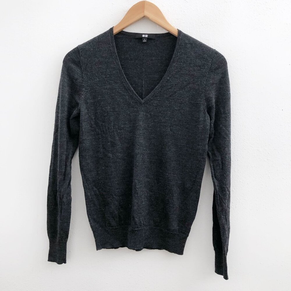 UNIQLO 100% Wool V-Neck Sweater Small Size